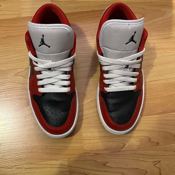 Women’s Air Jordan 1 Low - Picture 3 of 10